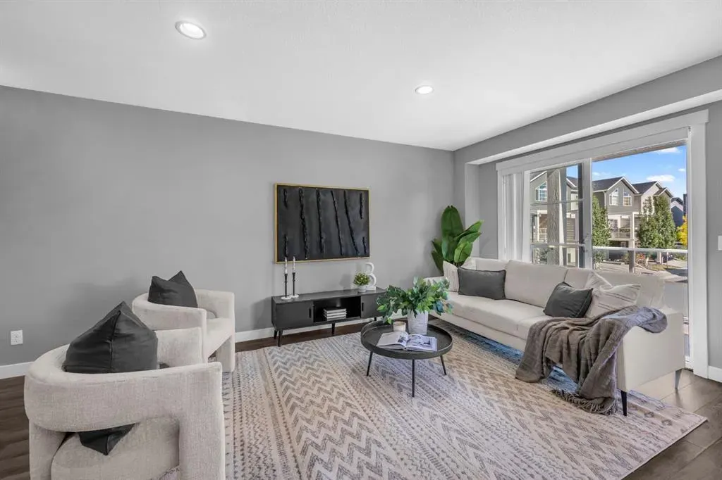 714 Redstone View NE