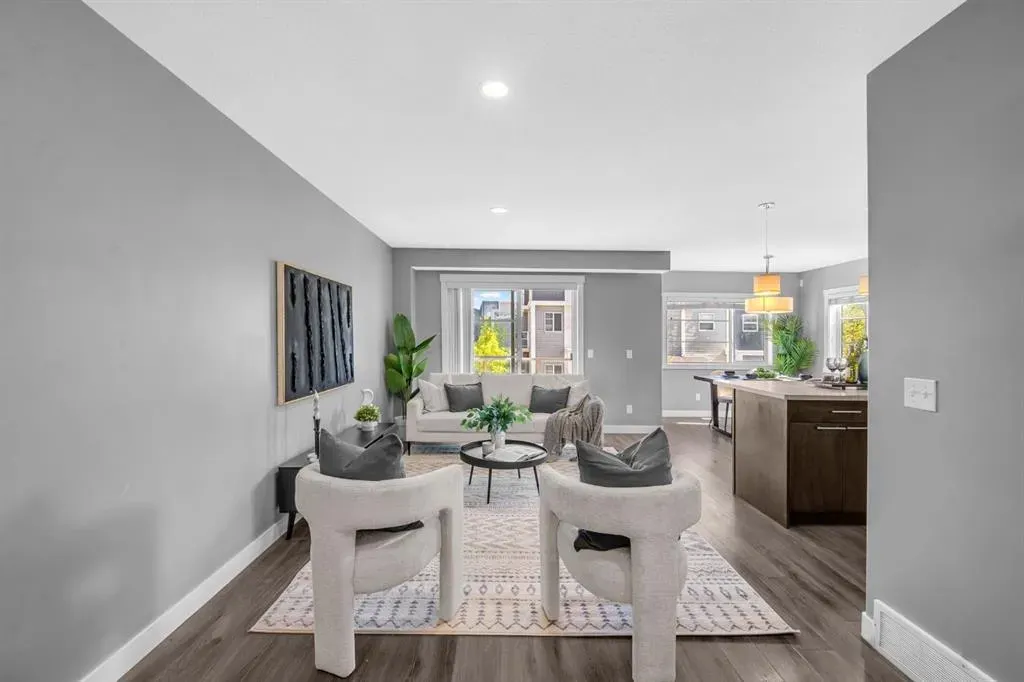 714 Redstone View NE