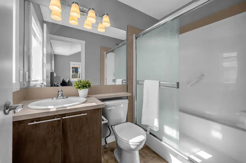 714 Redstone View NE