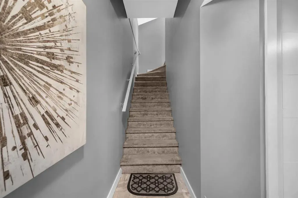 714 Redstone View NE