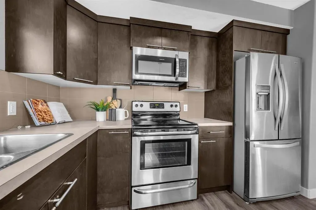 714 Redstone View NE