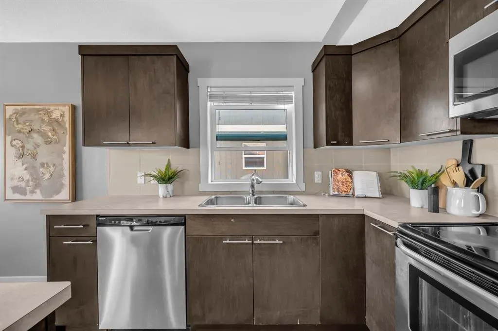 714 Redstone View NE