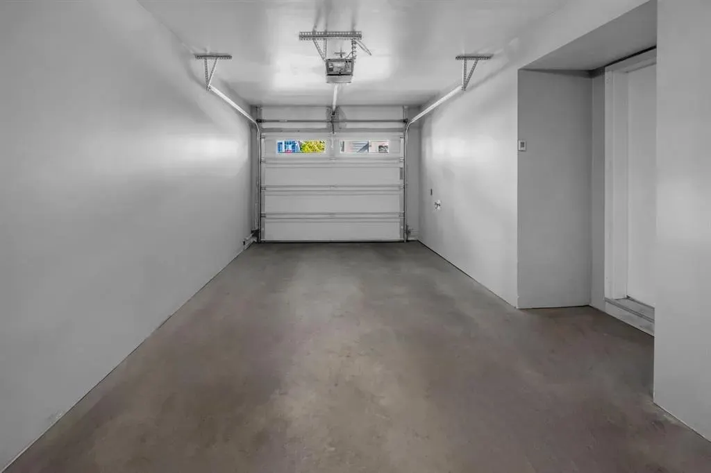 714 Redstone View NE