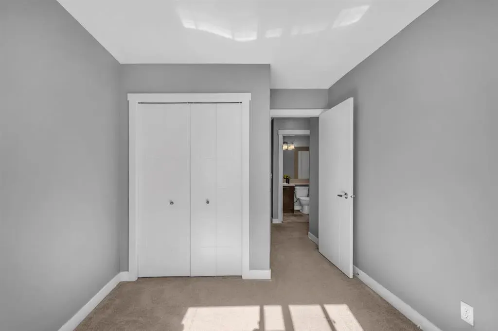 714 Redstone View NE