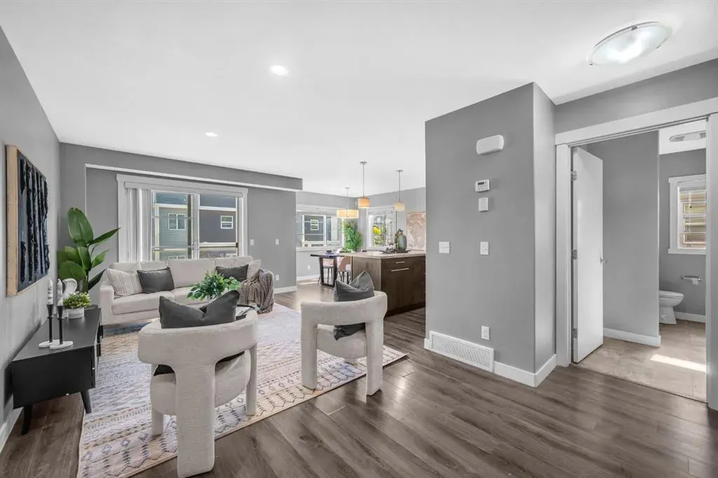 714 Redstone View NE