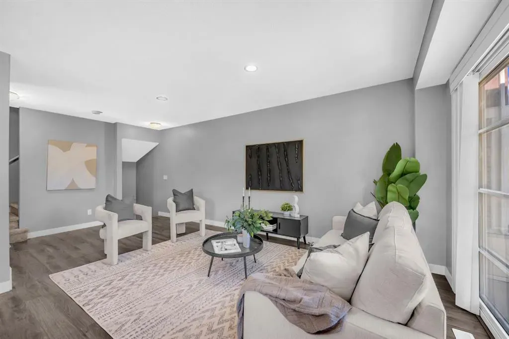 714 Redstone View NE