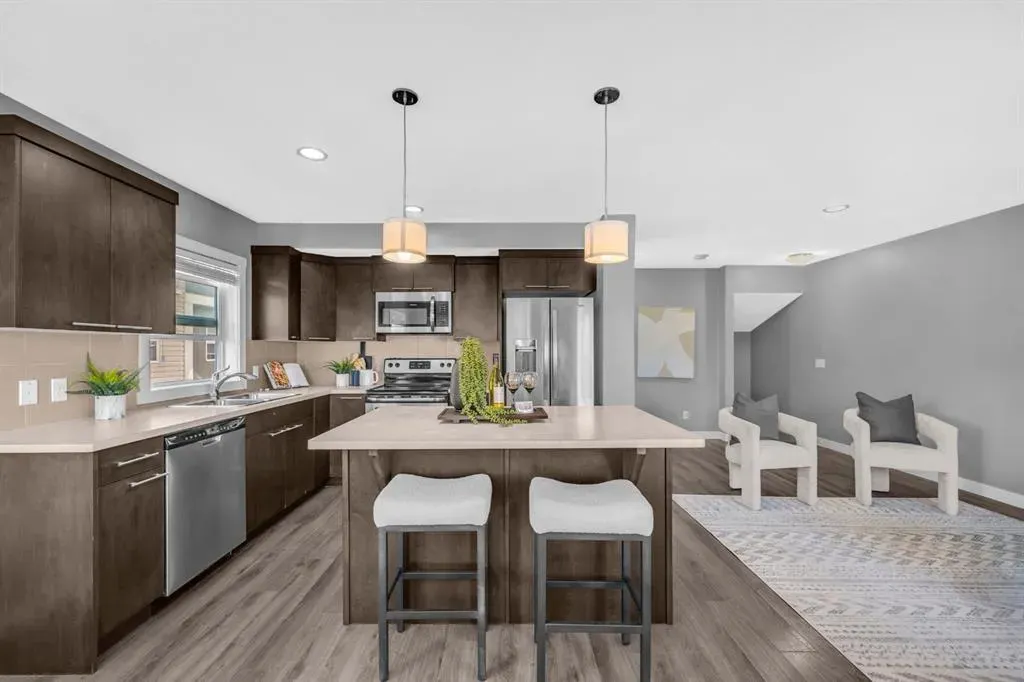 714 Redstone View NE