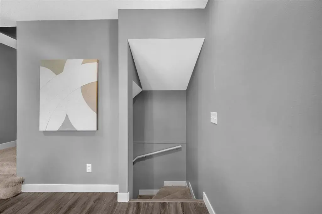 714 Redstone View NE