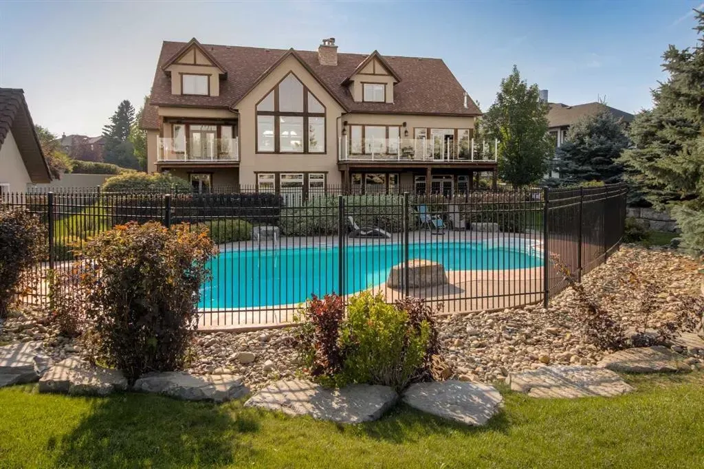 210 Sandstone Place S