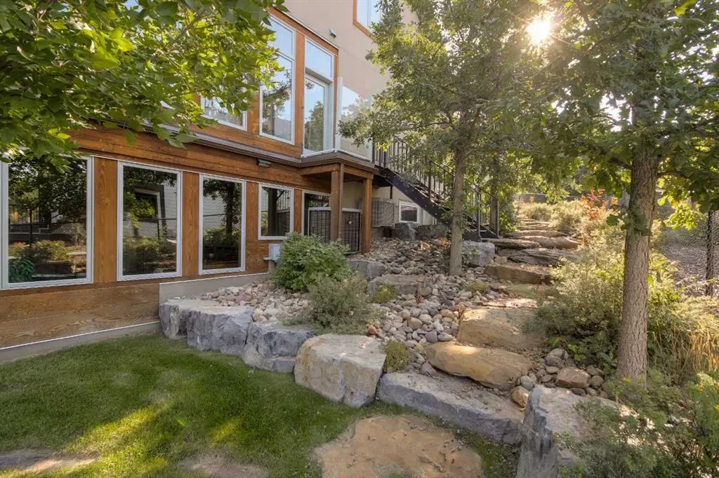 210 Sandstone Place S