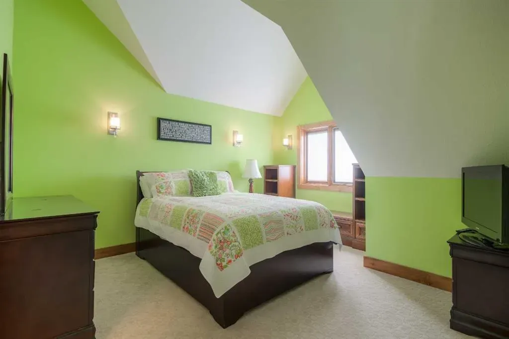 210 Sandstone Place S