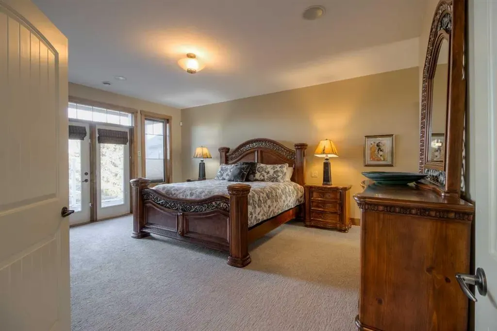 210 Sandstone Place S