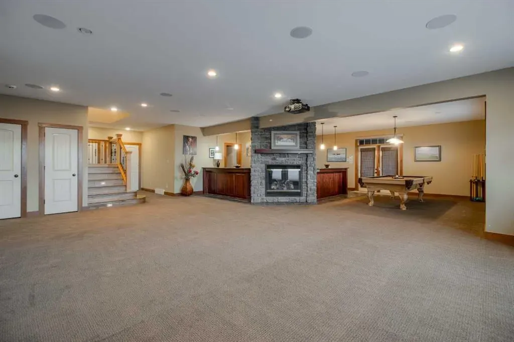 210 Sandstone Place S