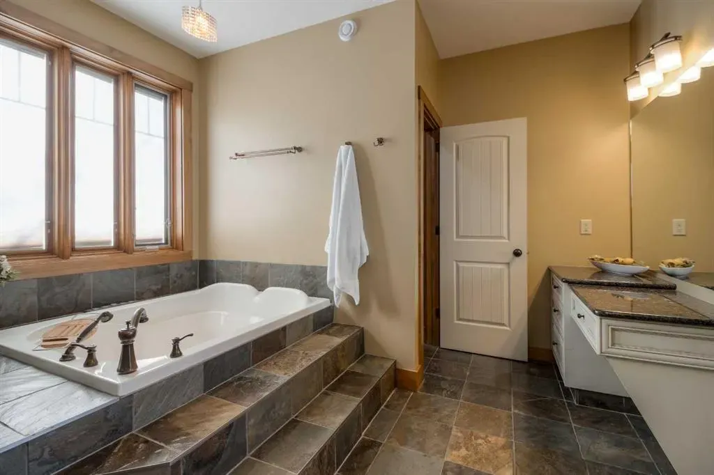 210 Sandstone Place S