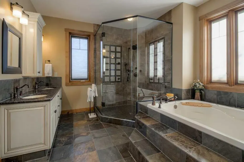 210 Sandstone Place S