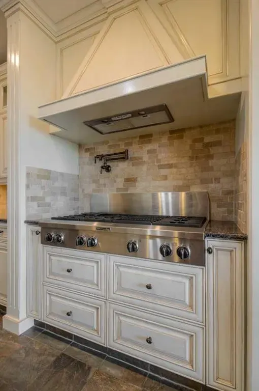 210 Sandstone Place S