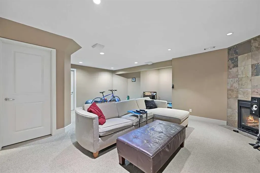 41 Strathridge Crescent SW