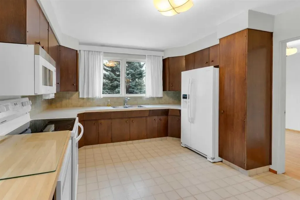 2711 Crawford Road NW