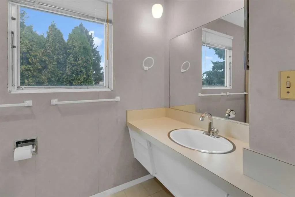 2711 Crawford Road NW