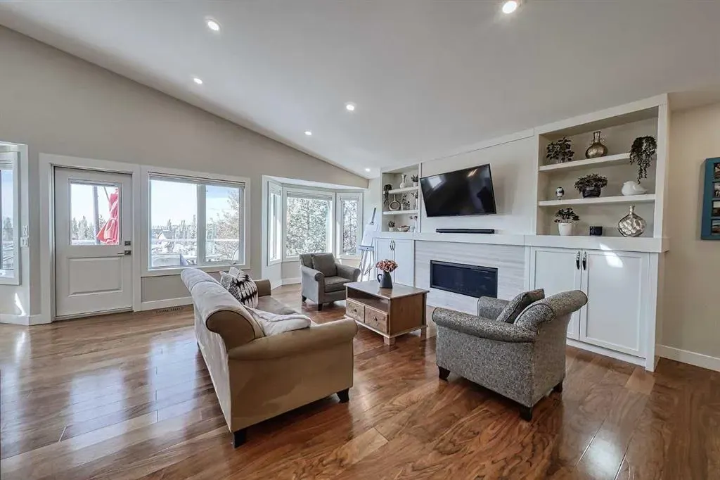 180 Arbour Glen Close NW