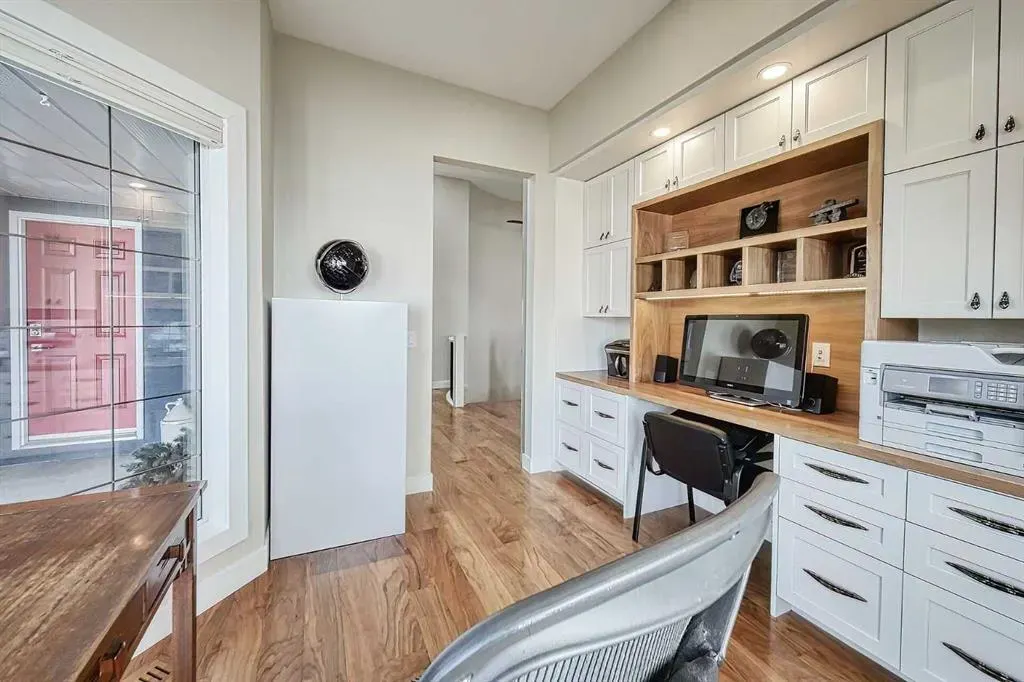 180 Arbour Glen Close NW