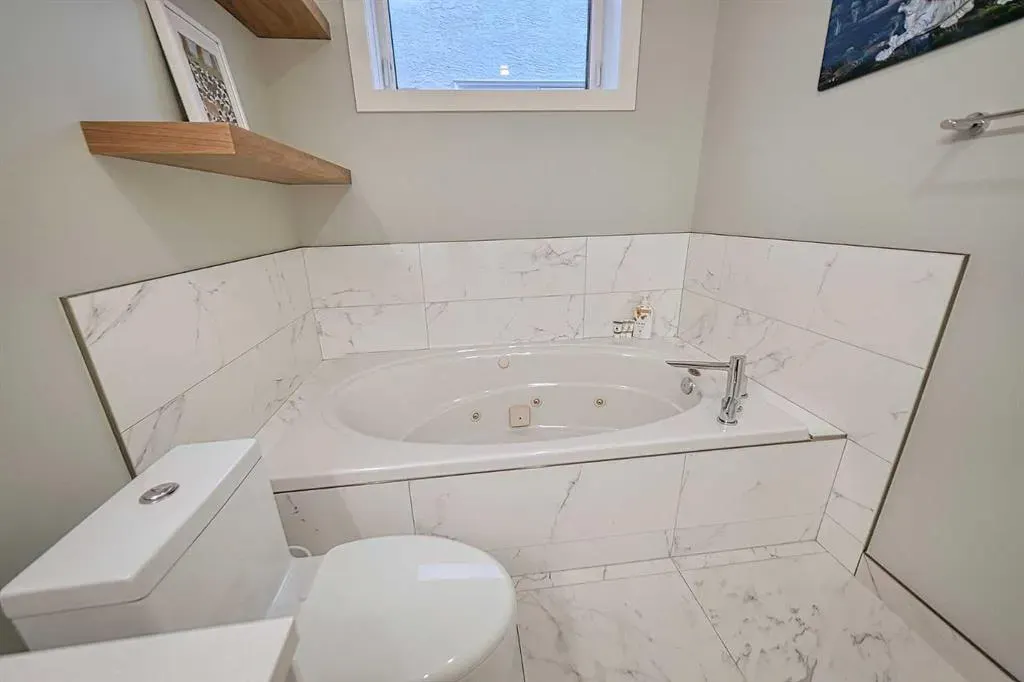 180 Arbour Glen Close NW