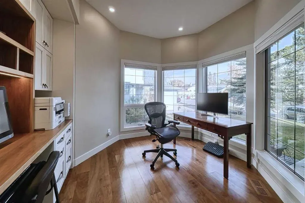 180 Arbour Glen Close NW