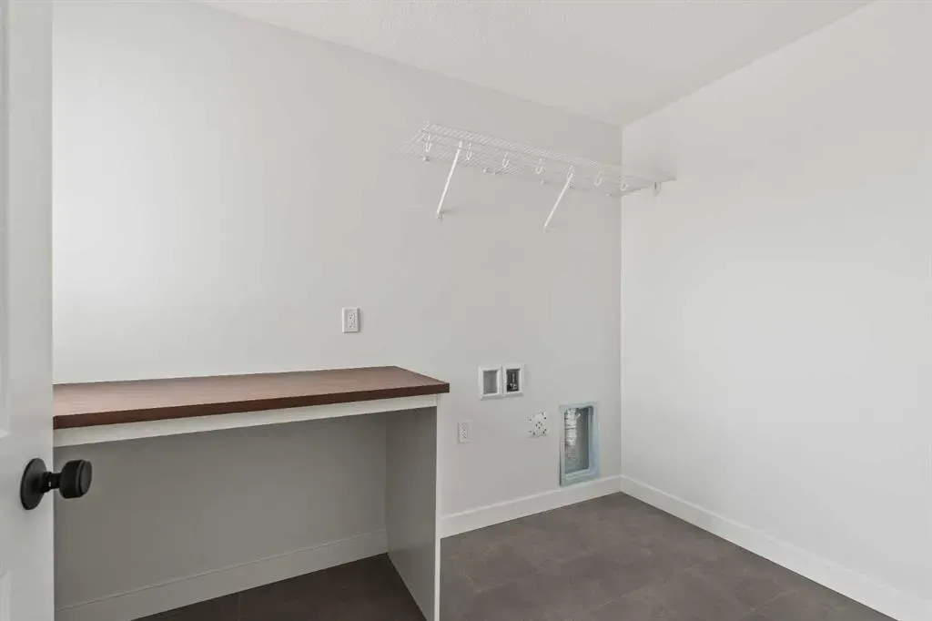 275 Silver Spruce Grove SW