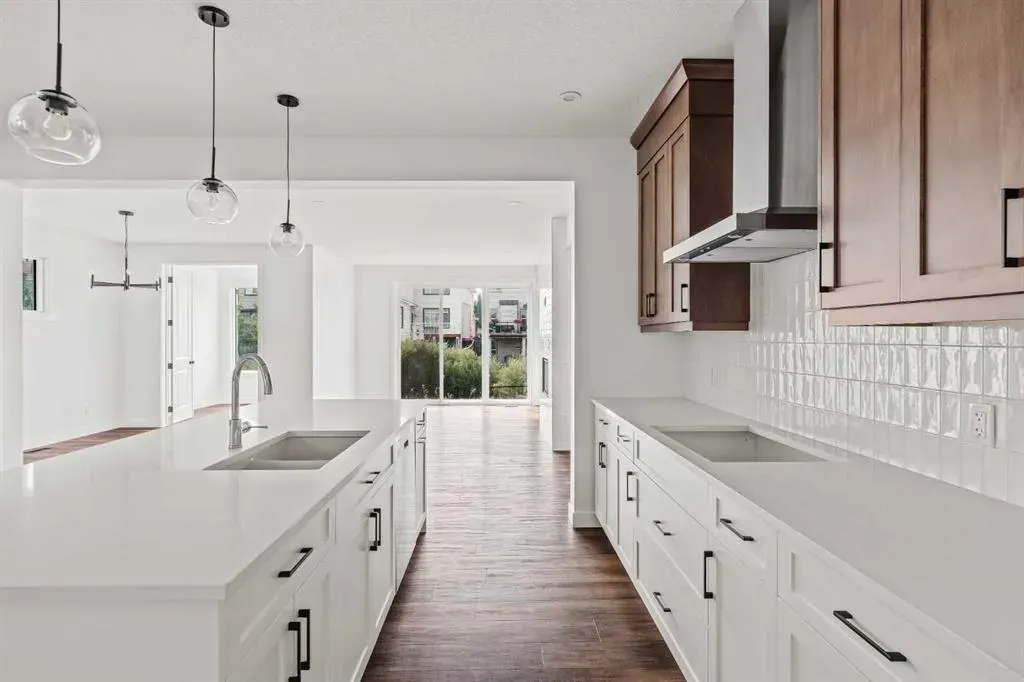 275 Silver Spruce Grove SW