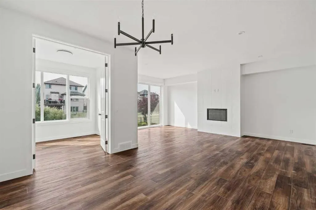 275 Silver Spruce Grove SW