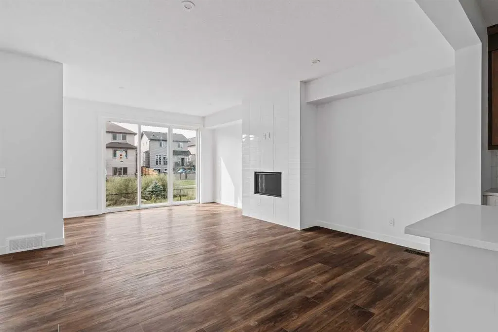 275 Silver Spruce Grove SW