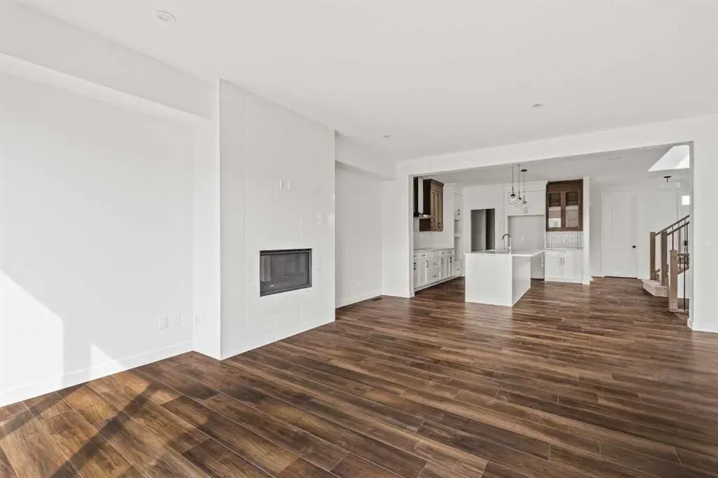 275 Silver Spruce Grove SW