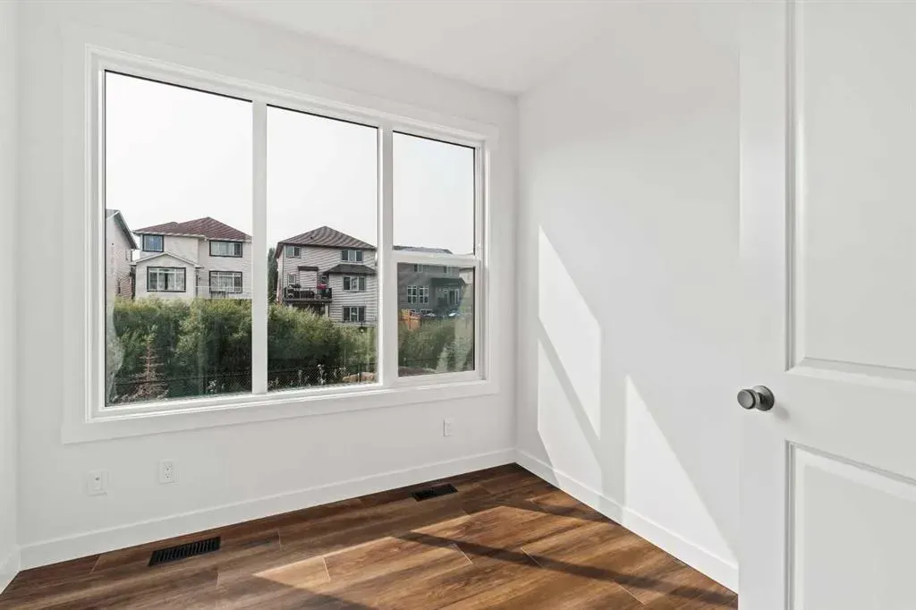 275 Silver Spruce Grove SW