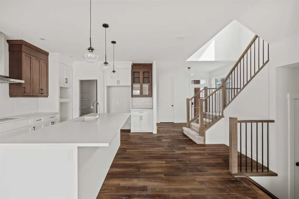 275 Silver Spruce Grove SW