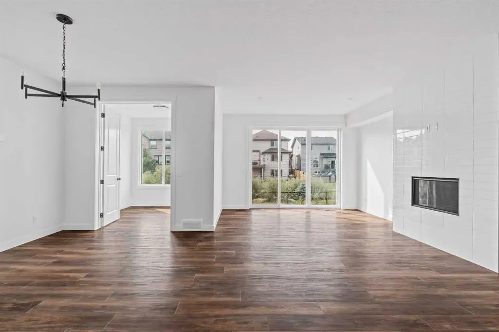 275 Silver Spruce Grove SW