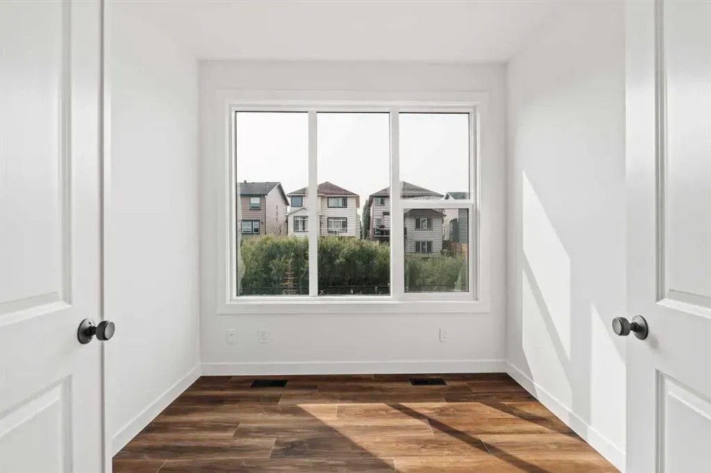 275 Silver Spruce Grove SW