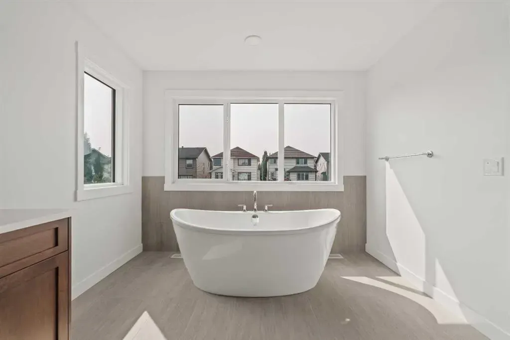 275 Silver Spruce Grove SW