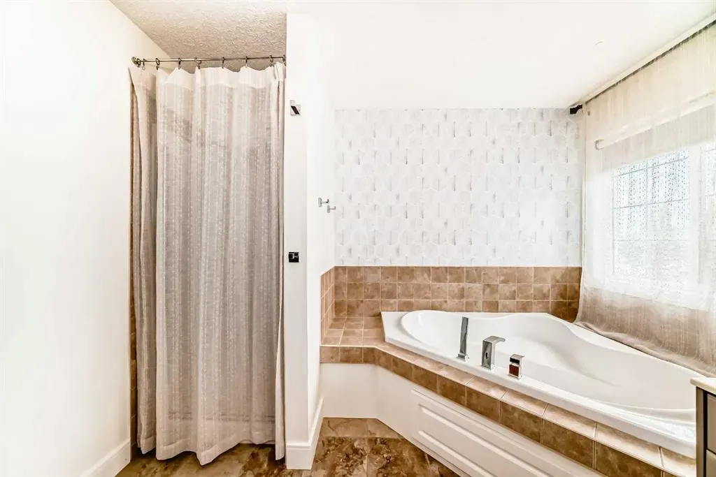 2 Tuscany Estates Crescent NW