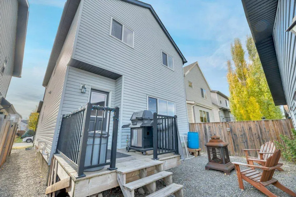 32 Copperpond Heights SE