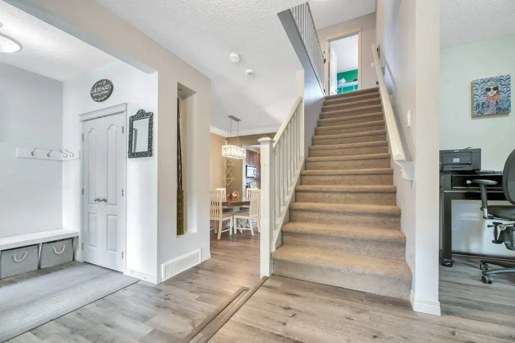 32 Copperpond Heights SE