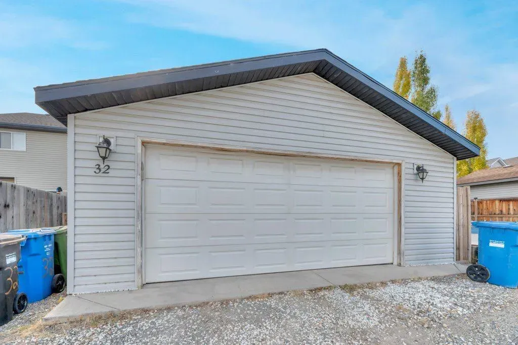 32 Copperpond Heights SE