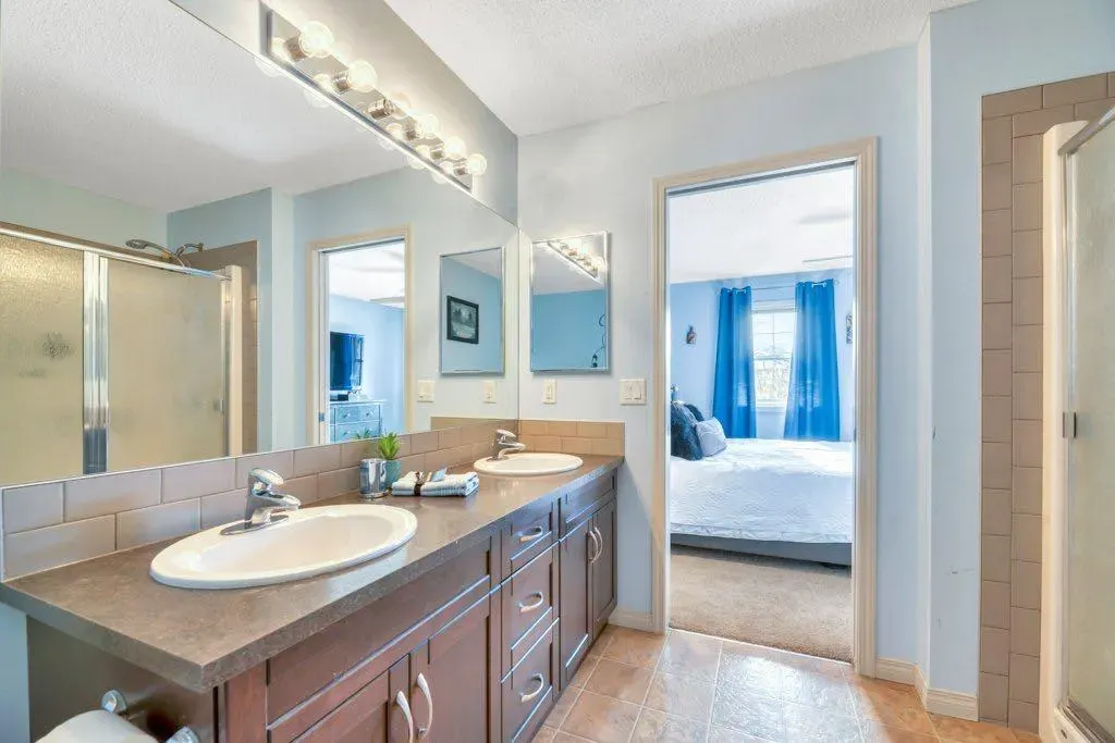 32 Copperpond Heights SE