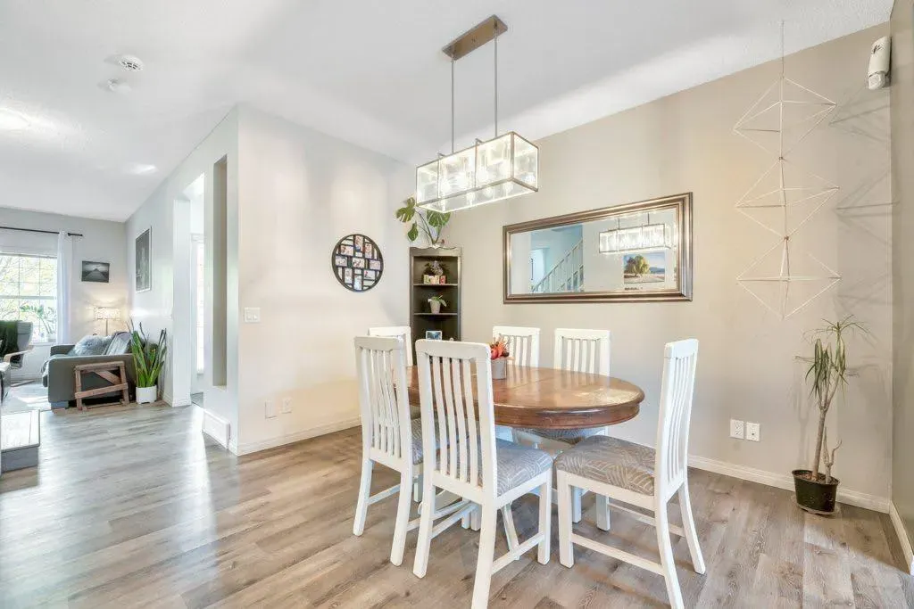 32 Copperpond Heights SE