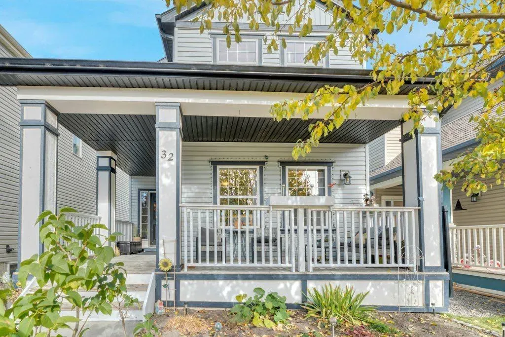 32 Copperpond Heights SE