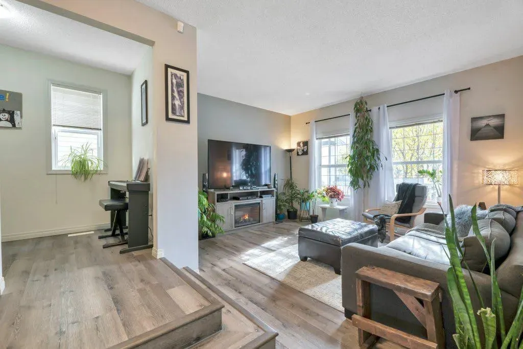 32 Copperpond Heights SE