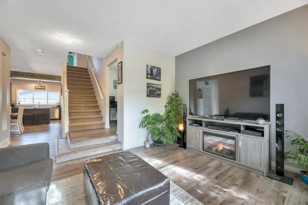 32 Copperpond Heights SE