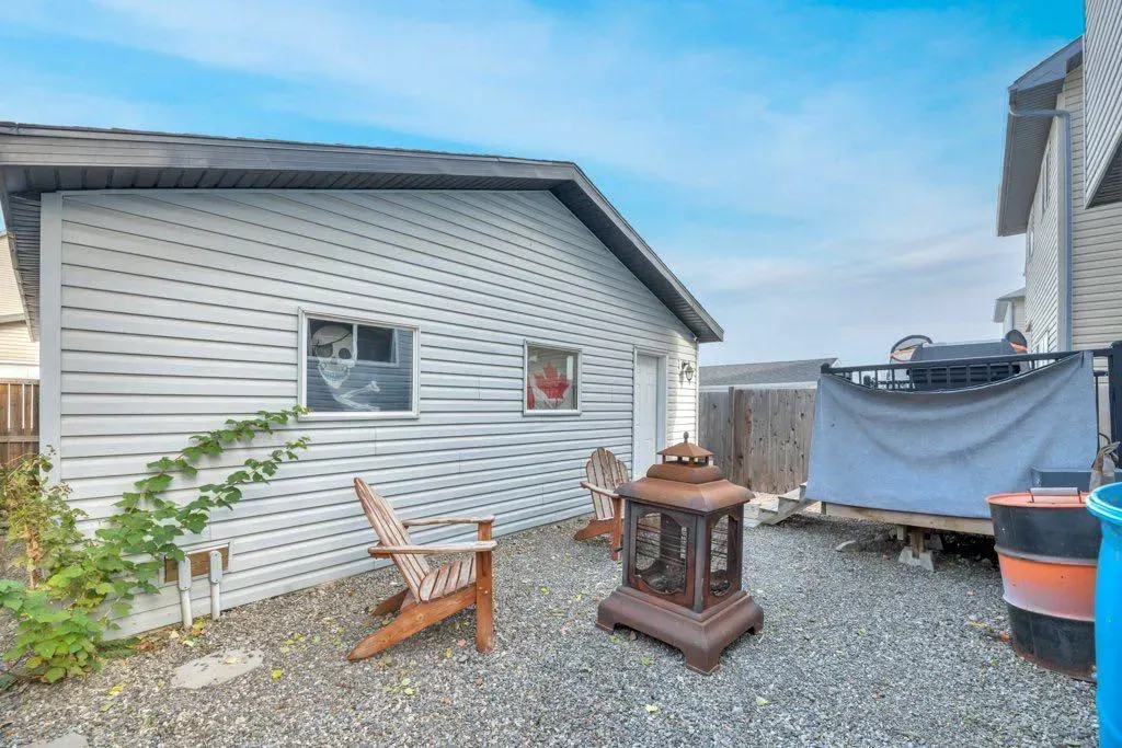 32 Copperpond Heights SE