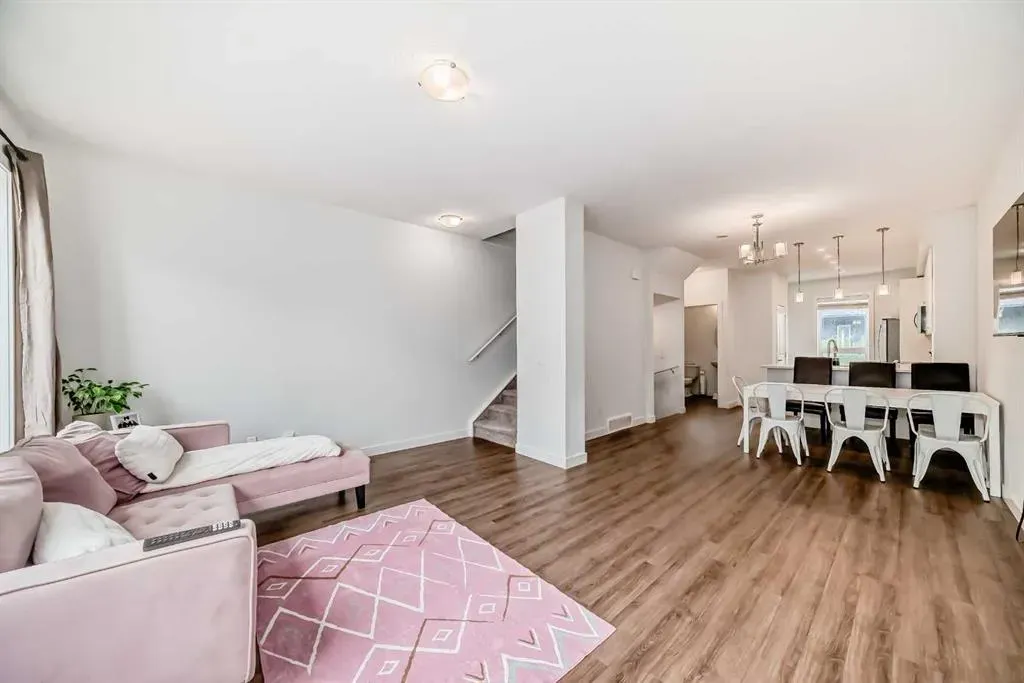 15 Evanscrest Park NW, #208