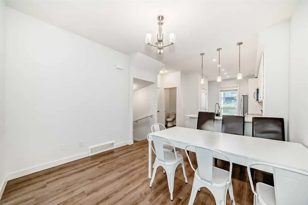 15 Evanscrest Park NW, #208