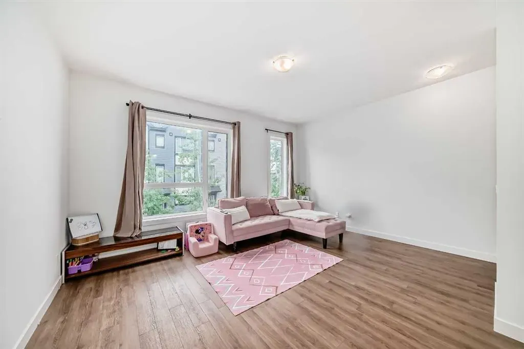 15 Evanscrest Park NW, #208